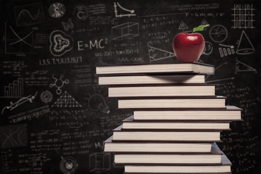 Офісне робоче місце з блокнотом, ручкою, графіками та книгами в книжковому стилі без тексту.