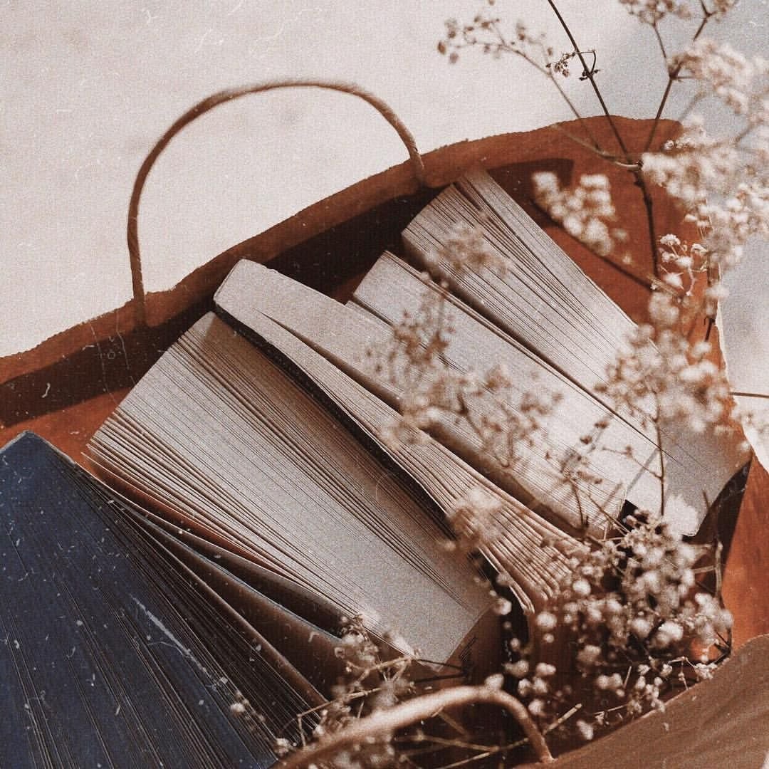 Сучасна українська книга нон-фікшн на тлі кав’ярні в Польщі з ноутбуком і блокнотом для нотаток