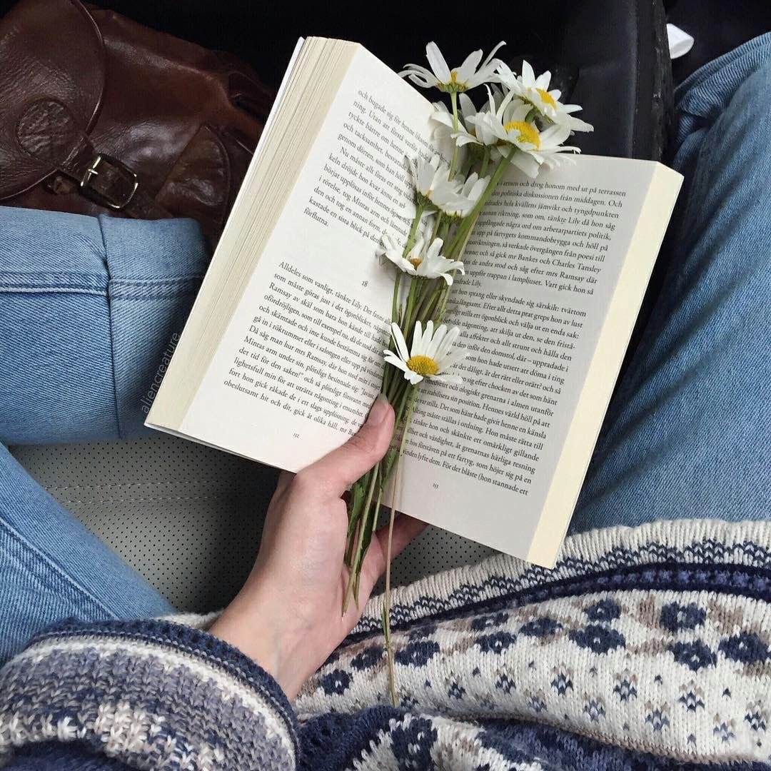 Читачка з українською книгою в кав’ярні Варшави, сучасна українська проза про стосунки, українські книги в Польщі, зручне замовлення онлайн у Bajki Babajki.