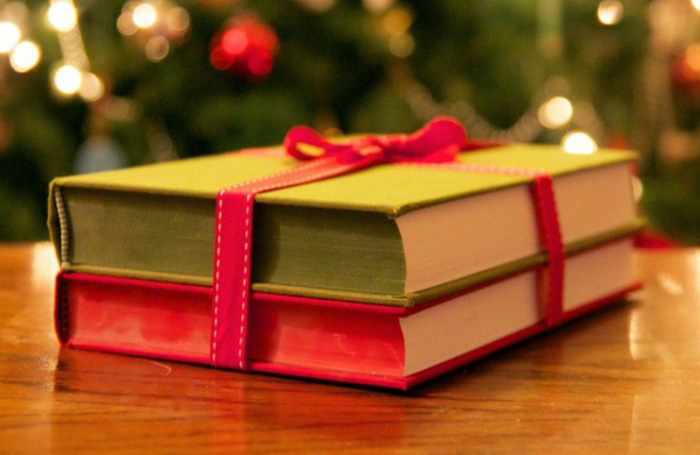 Книга українською мовою серед святкових прикрас